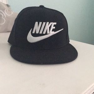 Nike snap back hat